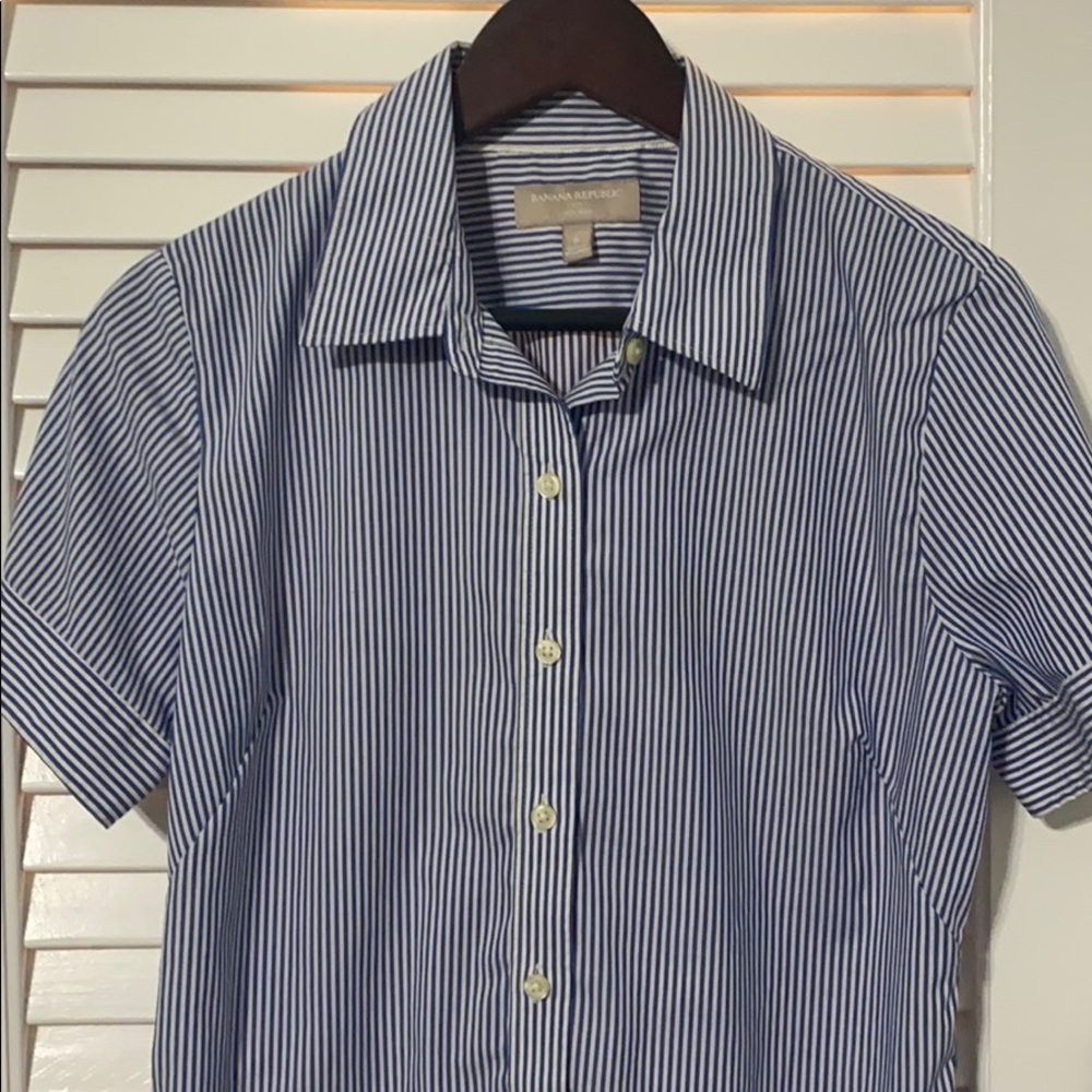 Banana Republic Sz 8 Non Iron Striped ButtonUp